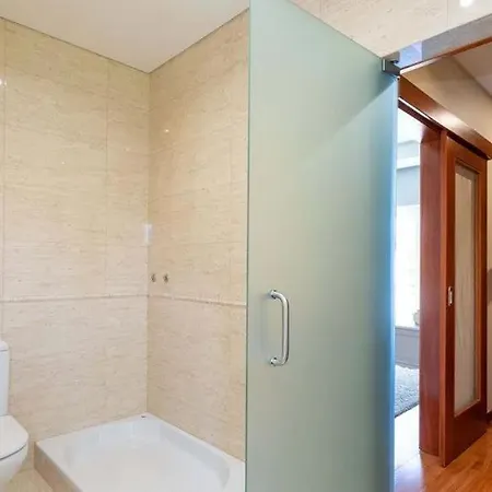 Moradia T3 Localizada Num Lote De Terreno De 5.116m2 Com Piscina *