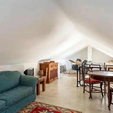 Vila Moradia T3 Localizada Num Lote De Terreno De 5.116m2 Com Piscina