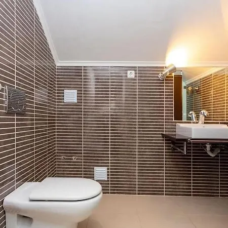 Moradia T3 Localizada Num Lote De Terreno De 5.116m2 Com Piscina