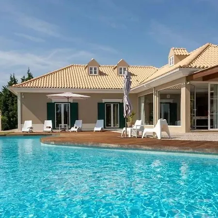 Vila Moradia T3 Localizada Num Lote De Terreno De 5.116m2 Com Piscina