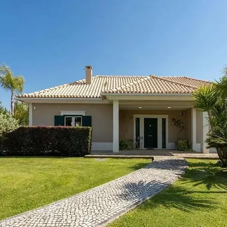 Moradia T3 Localizada Num Lote De Terreno De 5.116m2 Com Piscina Vila *