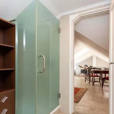Vila Moradia T3 Localizada Num Lote De Terreno De 5.116m2 Com Piscina *
