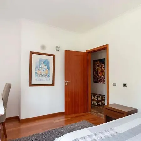 Vila Moradia T3 Localizada Num Lote De Terreno De 5.116m2 Com Piscina *