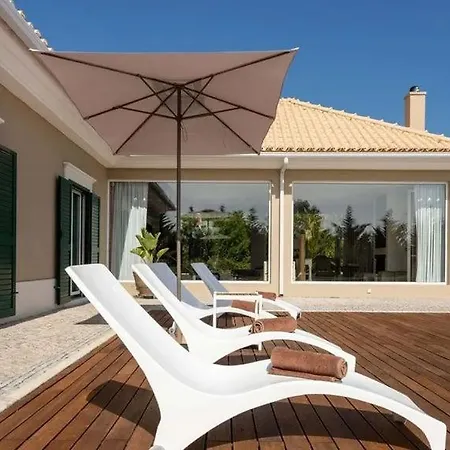 Moradia T3 Localizada Num Lote De Terreno De 5.116m2 Com Piscina *