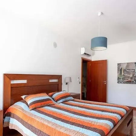Vila Moradia T3 Localizada Num Lote De Terreno De 5.116m2 Com Piscina Pinhal Novo