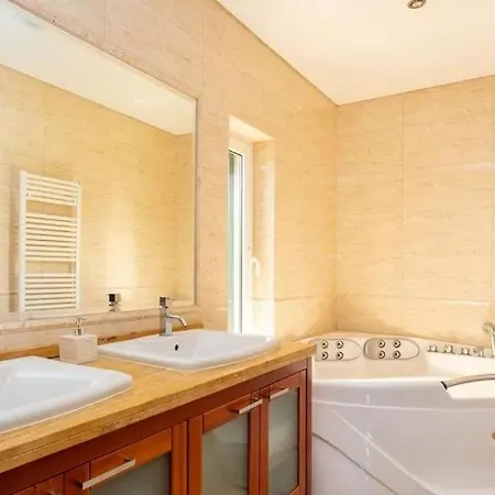 Moradia T3 Localizada Num Lote De Terreno De 5.116m2 Com Piscina Vila *