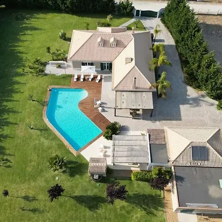 Vila Moradia T3 Localizada Num Lote De Terreno De 5.116m2 Com Piscina