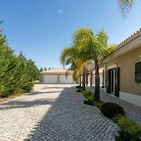 Moradia T3 Localizada Num Lote De Terreno De 5.116m2 Com Piscina
