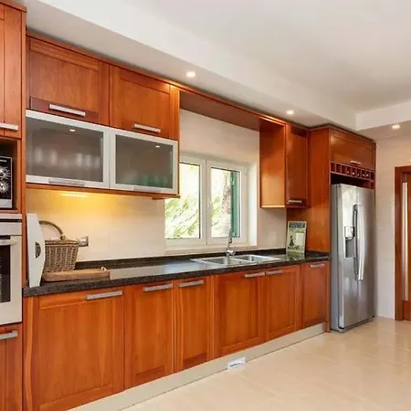 Moradia T3 Localizada Num Lote De Terreno De 5.116m2 Com Piscina Vila