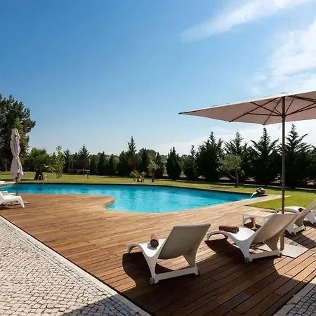 Vila Moradia T3 Localizada Num Lote De Terreno De 5.116m2 Com Piscina