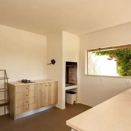 Moradia T3 Localizada Num Lote De Terreno De 5.116m2 Com Piscina Vila *