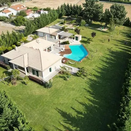 Moradia T3 Localizada Num Lote De Terreno De 5.116m2 Com Piscina